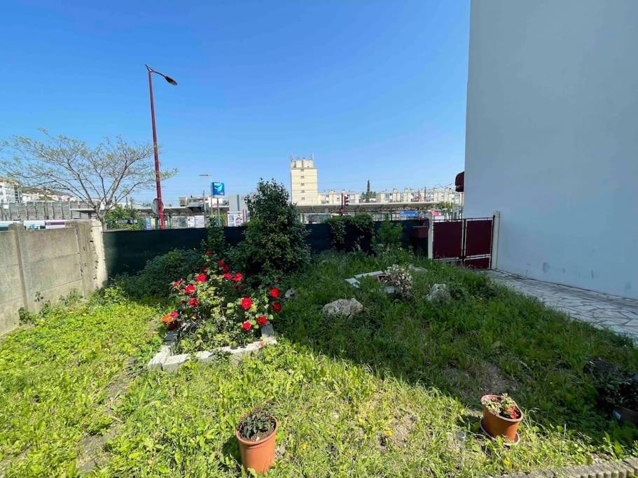 La Maison Est Situee En Face De La Gare Bondy Luaran gambar
