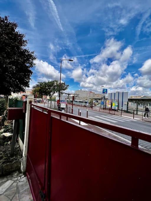 La Maison Est Situee En Face De La Gare Bondy Luaran gambar