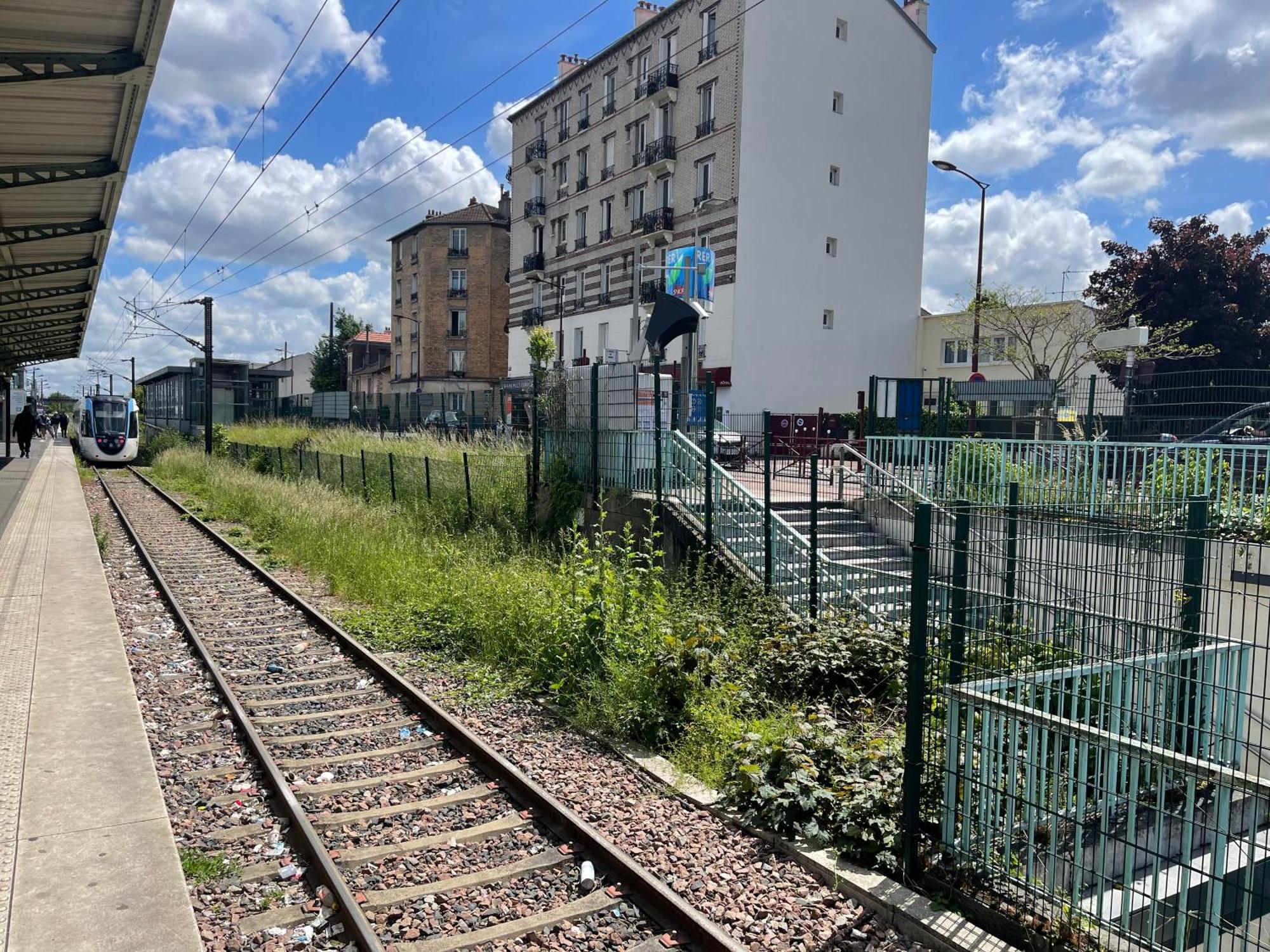 La Maison Est Situee En Face De La Gare Bondy Luaran gambar