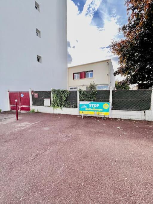 La Maison Est Situee En Face De La Gare Bondy Luaran gambar