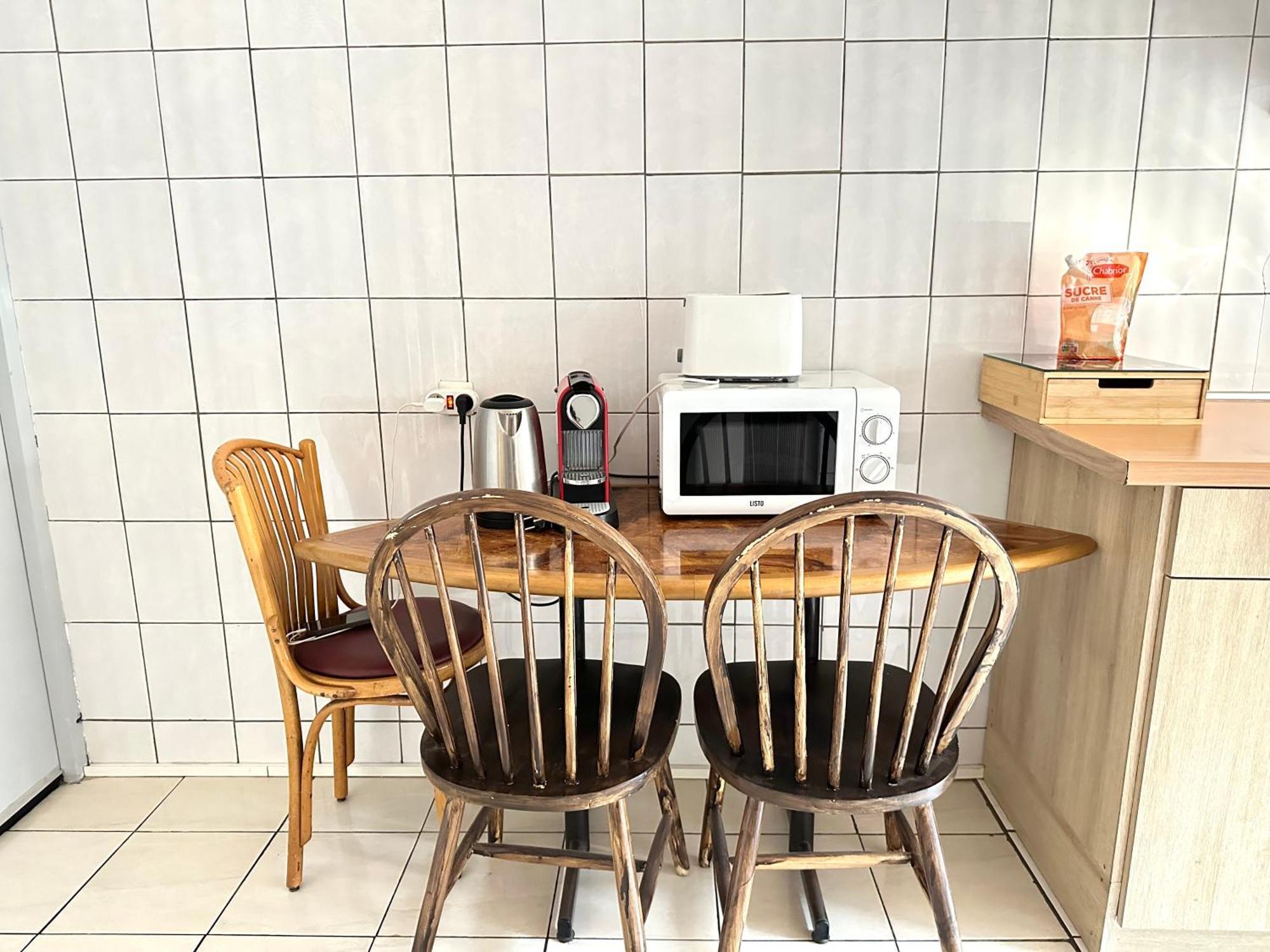 La Maison Est Situee En Face De La Gare Bondy Luaran gambar