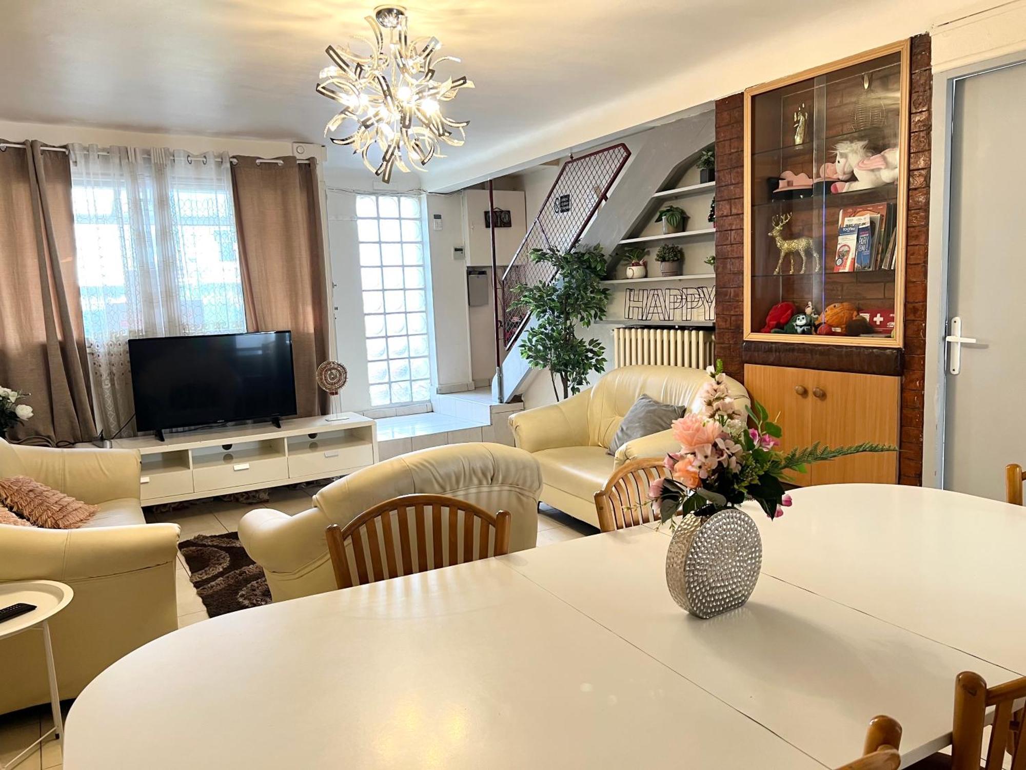 La Maison Est Situee En Face De La Gare Bondy Luaran gambar